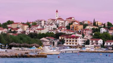 Hırvatistan 'ın başkenti Trogir kenti yakınlarındaki küçük Hırvat kasabası Seget Donji, gün batımında