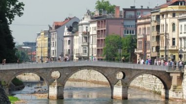 Saraybosna 'daki Miljacka Nehri üzerindeki Latin Köprüsü, BIH