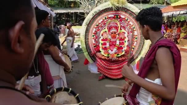 Theyyam tampil selama festival kuil di Payyanur, Kerala, India — Stok Video