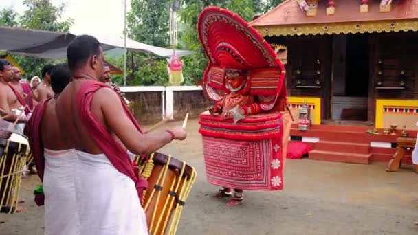 Theyyam tampil selama festival kuil di Kannur, Kerala, India — Stok Video