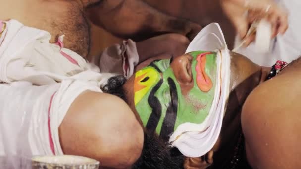 Künstler schminken sich vor traditioneller Kathakali-Theateraufführung in Kerala — Stockvideo