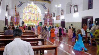 Hindistan 'daki Hıristiyan kilisesinde dua eden kimliği belirsiz insanlar.