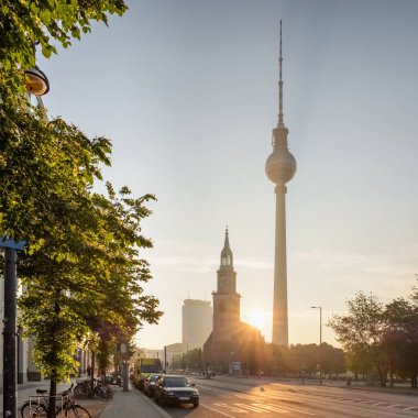 Berlin TV kulesi ve St. Marien Kilisesi gün doğumunda.