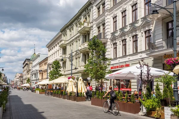 Calle Piotrkowska en Lodz. Popular calle peatonal con cafeterías en Lodz, Polonia —  Fotos de Stock