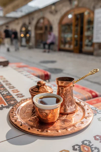 Caffè tradizionale bosnian nero in bella cezve di rame a Sarajevo — Foto Stock