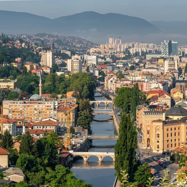 Kilátás Szarajevó történelmi központjára Bosznia-Hercegovinában — Stock Fotó
