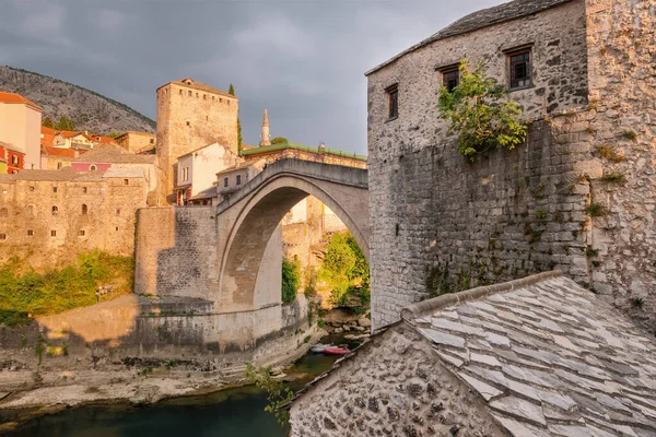 Stari La mayoría del puente al atardecer en el casco antiguo de Mostar, BIH — Foto de Stock