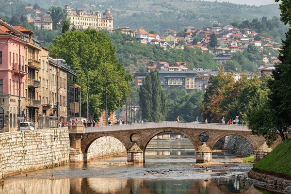 Latinský most na řece Miljacce v Sarajevu, BIH — Stock fotografie