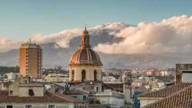 İtalya, Sicilya 'daki Etna volkanı manzaralı Catania şehri. Zaman aşımı 