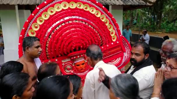 Theyyam optreden tijdens tempel festival in Kannur, Kerala, India — Stockvideo