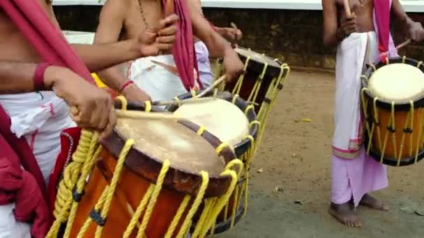 Indiase mannen spelen traditionele percussie-instrument Chenda in Kerala, India — Stockvideo