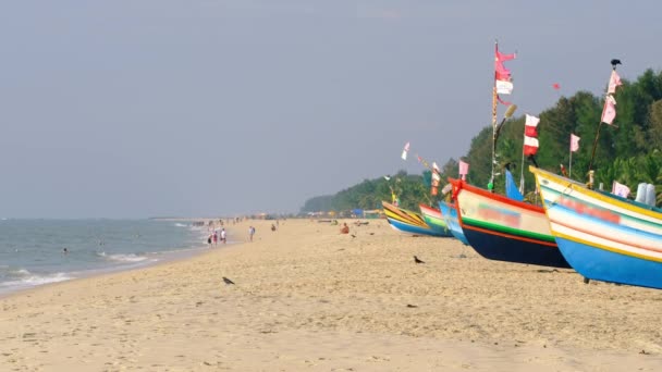 Traditionelle Fischerboote am berühmten Marari-Strand in Kerala, Indien — Stockvideo