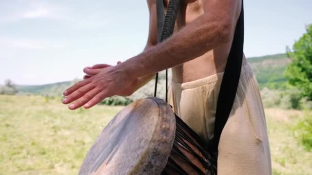 Oidentifierad kaukasisk man spelar afrikansk djembe trumma — Stockvideo