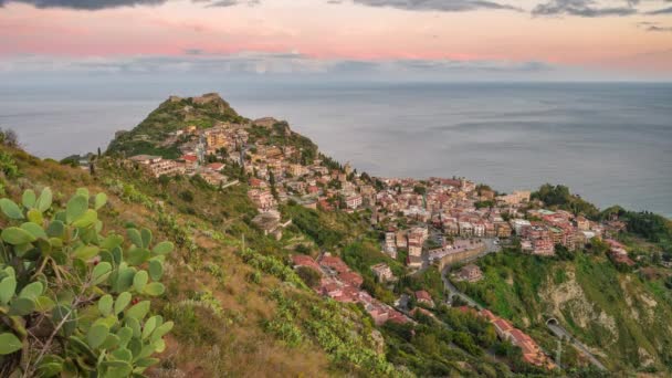 Hora limite da pitoresca cidade de Taormina ao pôr-do-sol na Sicília, Itália — Vídeo de Stock