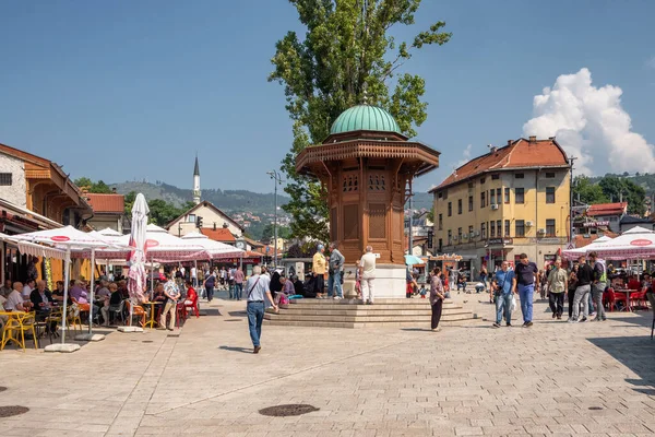 Площадь Баскарсии с деревянным фонтаном Себиля в Старом городе Сараево в Боснии и Герцеговине — стоковое фото
