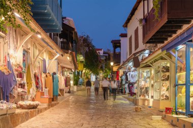 Akşamları butik mağazaları olan Kas eski kentinde sokak manzarası, Türkiye
