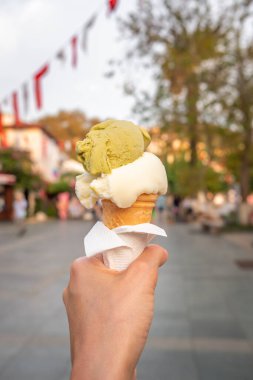 Kas kasabasının arka planında Türk dondurması duruyor