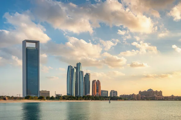Cidade de Abu Dhabi com arranha-céus modernos ao pôr-do-sol, Emirados Árabes Unidos — Fotografia de Stock