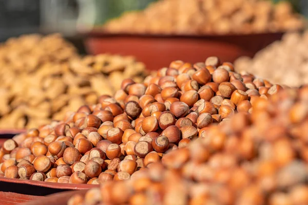 Hasselnötter och andra nötter på marknaden — Stockfoto