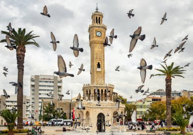 İzmir Saat Kulesi 'nin etrafında uçuşan güvercin sürüsü.