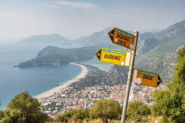 Oludeniz 'deki Mavi Göl manzarası Türkiye' deki Lycian Yolu patikasının başından itibaren