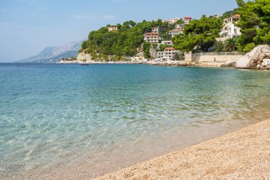 Hırvatistan 'ın Makarska Riviera kentindeki Adriyatik Denizi' ndeki güzel boş plaj