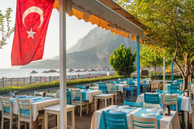 Türkiye 'nin Akdeniz kıyısındaki Cirali plajında boş bir restoran