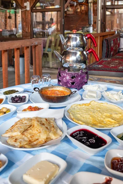 Leckeres traditionelles türkisches Frühstück auf dem Tisch — Stockfoto