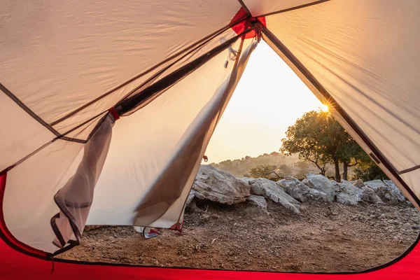 Tábor a hegyekben naplementekor. — Stock Fotó