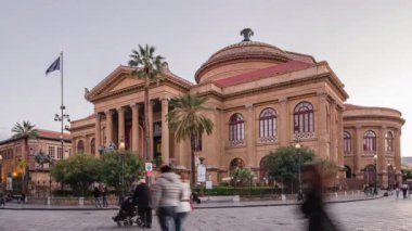 Palermo, Sicilya 'daki Teatro Massimo Vittorio Emanuele' nin Akşam Süreleri. 