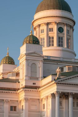 Gün batımında Helsinki Katedrali 'nin mimari detayları