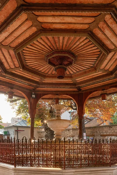 Hermosa fuente Sadrvan en Gazi Husrev Begova Mezquita en Sarajevo, Bosnia y Herzegovina — Foto de Stock