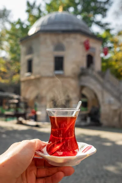 Thé turc dans un jardin traditionnel turc à Koza Han Silk Bazaar à Bursa, Turquie — Photo