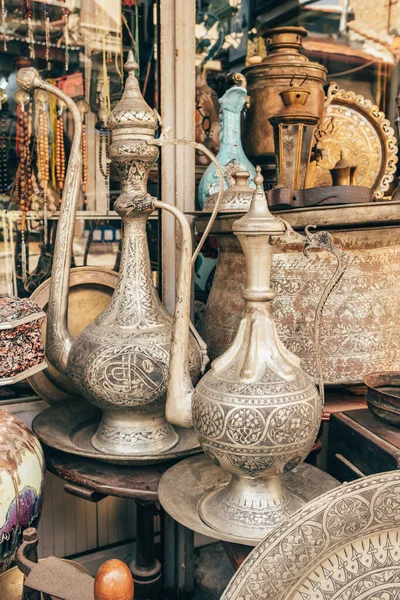 Cruets de aceite de oliva de metal antiguo exhibidos en la tienda de antigüedades —  Fotos de Stock