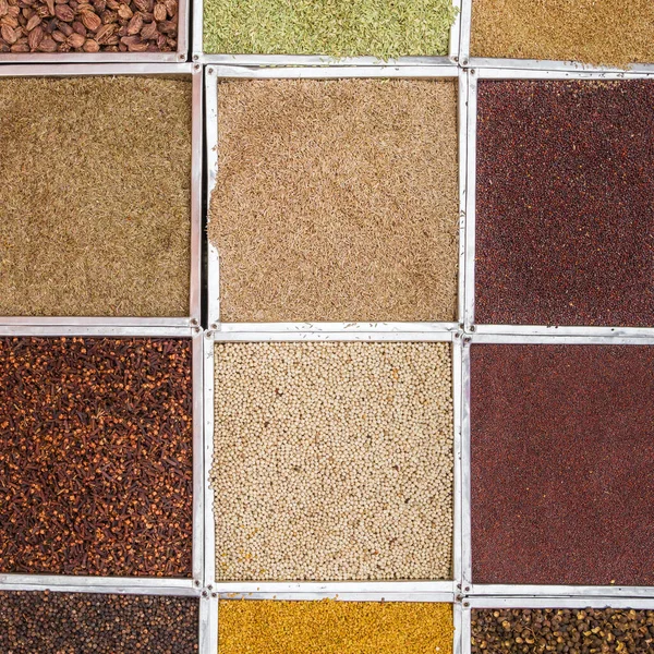 Olika indiska färgglada pulver kryddor på marknaden i Indien — Stockfoto