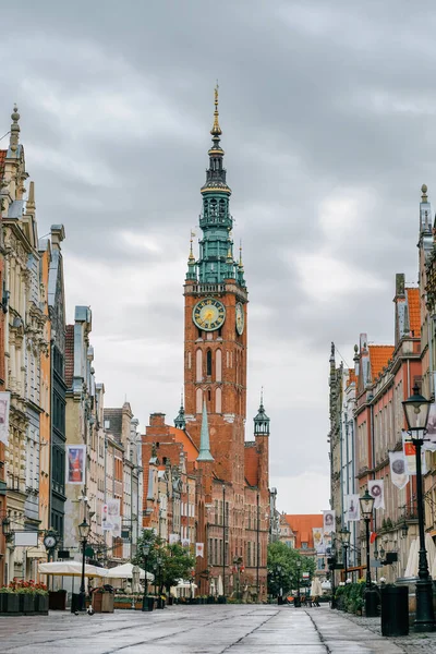 Главная городская ратуша на пустой улице Длинный переулок в старом городе, Польша . — стоковое фото