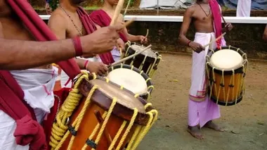 Hintli erkekler Kerala, Hindistan 'da geleneksel perküsyon enstrümanı çalarlar. 