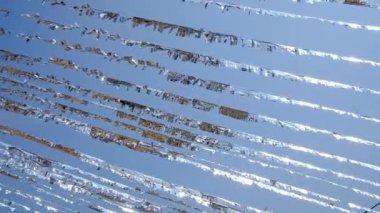 Gümüş parıltılı festival Xmas dekorasyonu dışarıda asılı.