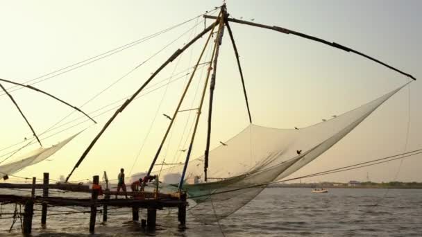 Kinesiska fiskenät vid soluppgången i Cochin, Kerala, Indien — Stockvideo