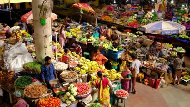 Colorido mercado indio de alimentos con frutas y verduras en Panaji, Indi — Vídeos de Stock