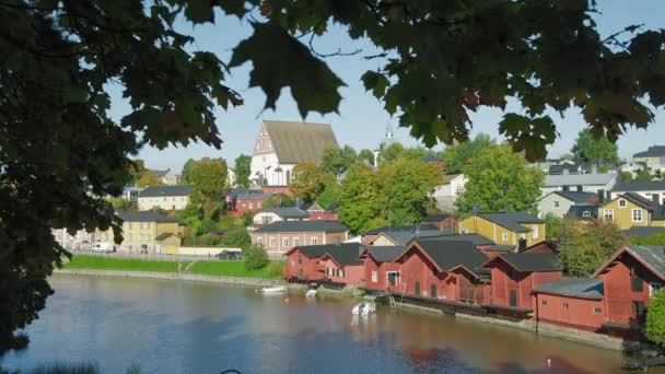 Antiguas casas rojas de madera en el casco antiguo de Porvoo, Finlandia — Vídeos de Stock