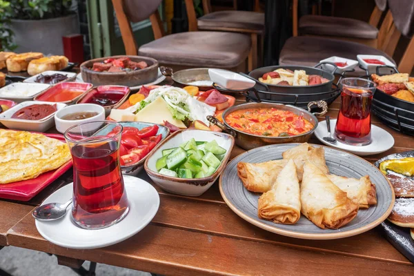 Leckeres traditionelles türkisches Frühstück auf dem Tisch — Stockfoto