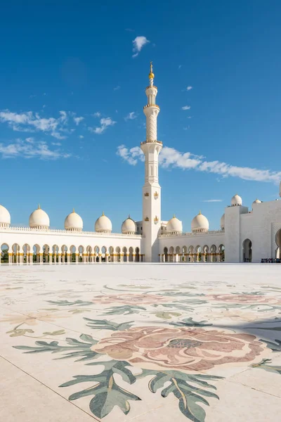 Grande Mesquita em Abu Dhabi, Emirados Árabes Unidos — Fotografia de Stock