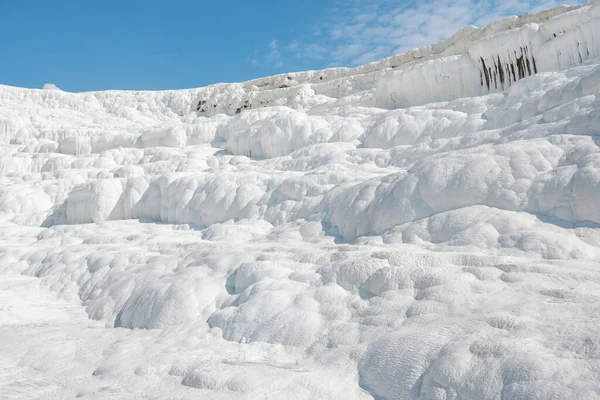 Vackra vita Travertin terrasser i Pamukkale, Turkiet. — Stockfoto