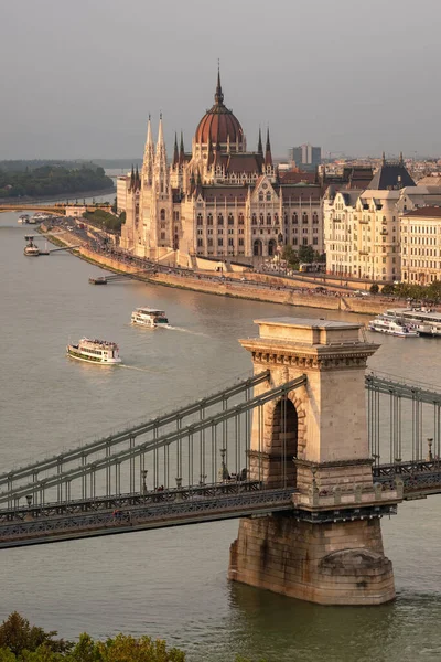 Puente de la cadena y el edificio del Parlamento al atardecer en Budapest — Foto de Stock