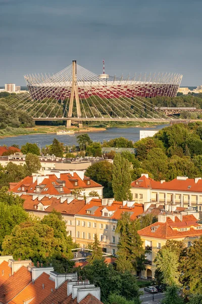 Красивый городской пейзаж Варшавы с рекой Вислой и Национальным стадионом, Польша — стоковое фото