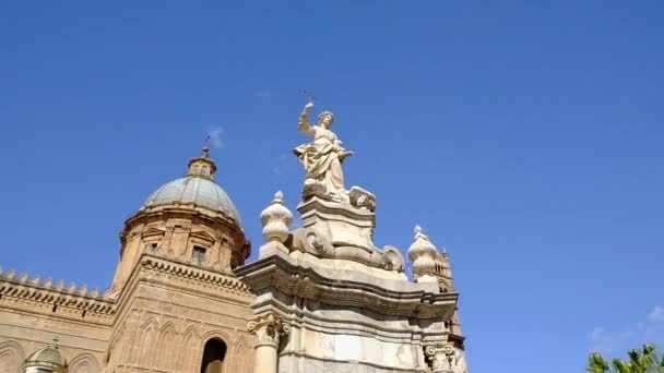 Скульптура перед храмом Палермо против голубого неба, Сицилия, Италия — стоковое видео