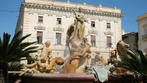 Fontaine Diana sur la place Archimède dans la vieille ville de Syracuse en Sicile, Italie — Video