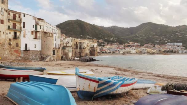 Houten vissersboten op het oude strand van Cefalu, Sicilië, Italië — Stockvideo