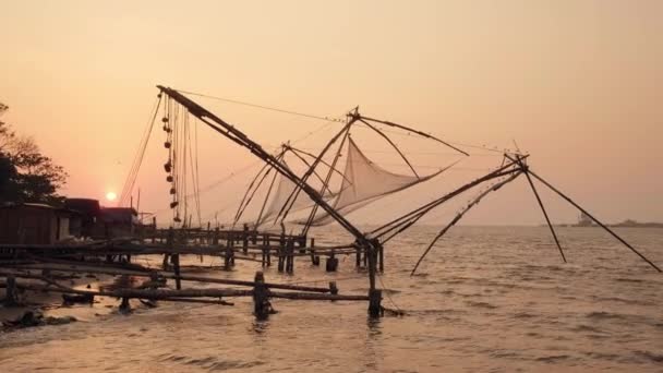 Kinesiska fiskenät vid soluppgången i Cochin, Kerala, Indien — Stockvideo